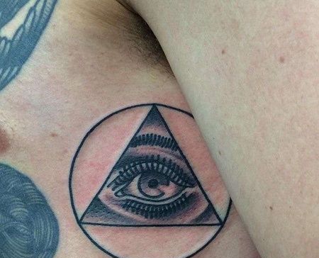 Old School侧腰眼睛纹身图案