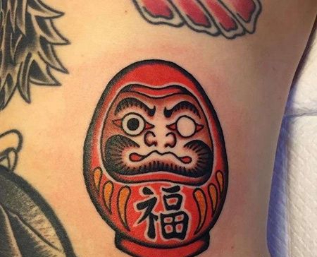 Old School侧腰达摩蛋纹身图案