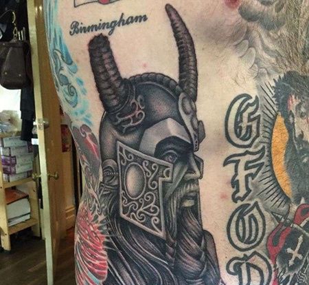 侧腰战士纹身图案