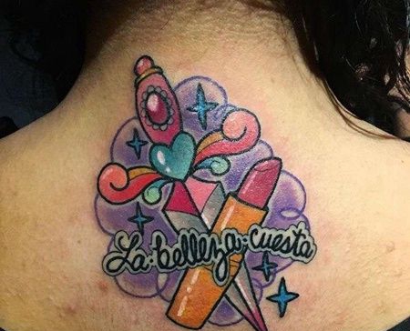 New School后背匕首口红纹身图案