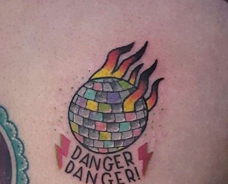 New School侧腰地球纹身图案