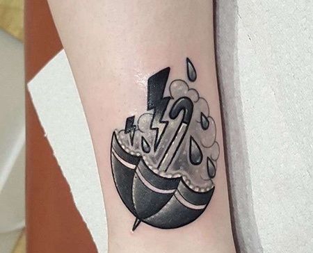 New School小腿雨伞纹身图案