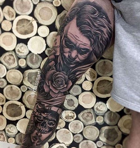 写实大腿小丑纹身图案