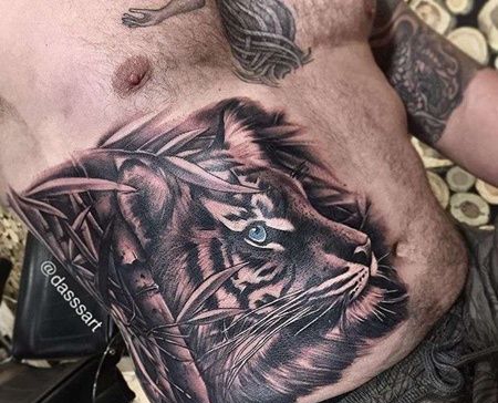 写实侧腰老虎纹身图案