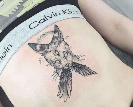 点线胸下猫纹身图案