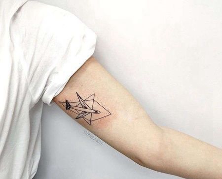 几何大臂飞机纹身图案