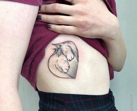 点刺侧腰猫纹身图案