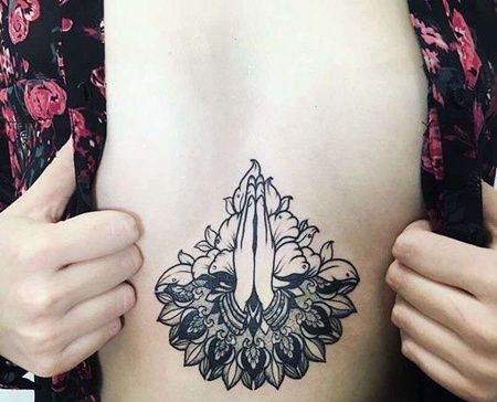 胸下手纹身图案