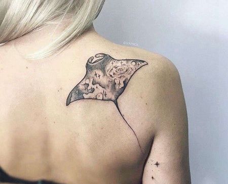 点刺后背鳐鱼纹身图案