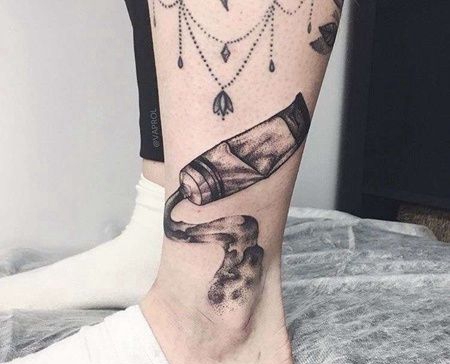 点刺小腿牙膏纹身图案