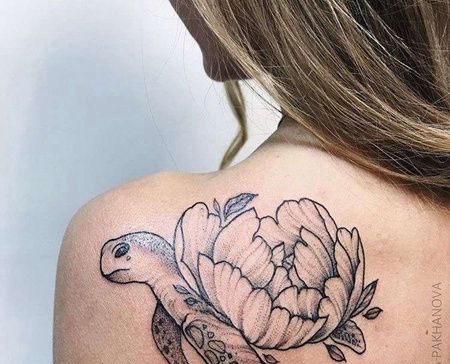 点线后背海龟花卉纹身图案