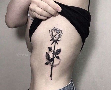 点刺侧腰玫瑰纹身图案