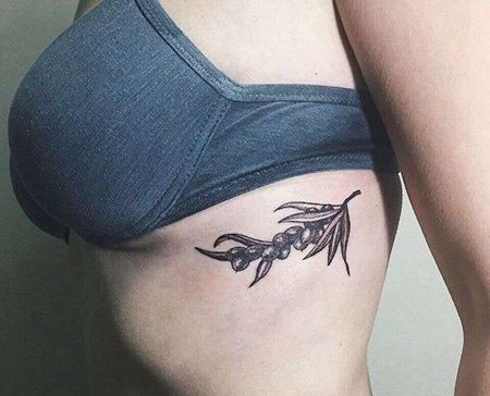 点刺侧腰花卉纹身图案