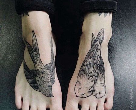 点线脚背鸟纹身图案