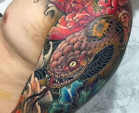 新传统大臂蛇纹身图案