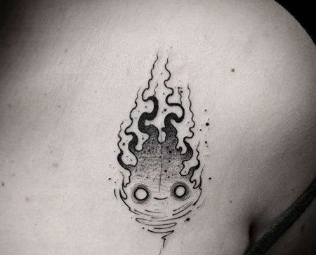点线前胸小火苗纹身图案
