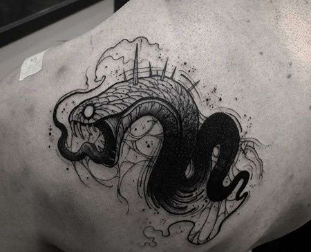 点线后背蛇纹身图案