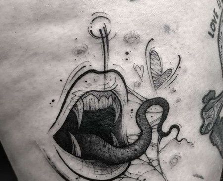 点线大腿嘴巴纹身图案