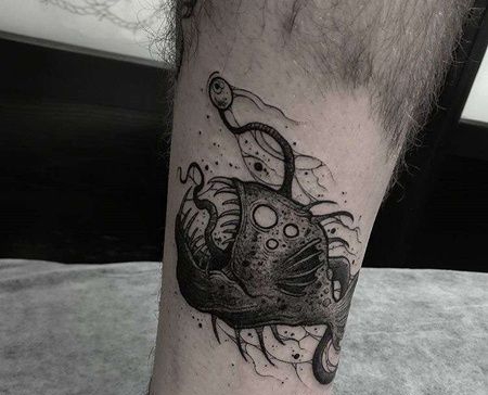 点线小腿灯笼鱼纹身图案