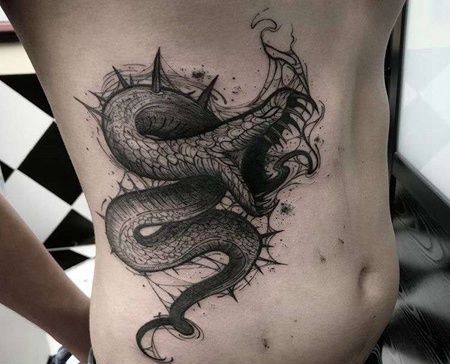 点刺侧腰蛇纹身图案