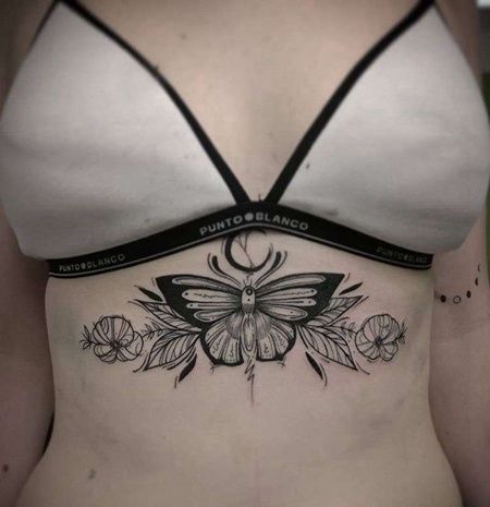 胸下蝴蝶纹身图案