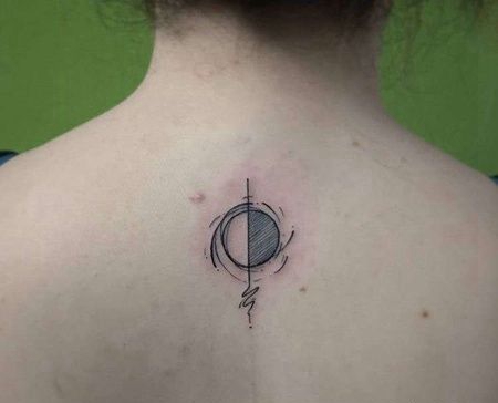 泼墨后背月亮纹身图案