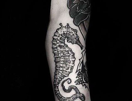 点线大臂海马纹身图案