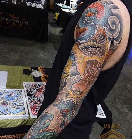 新传统大臂老鹰蛇纹身图案