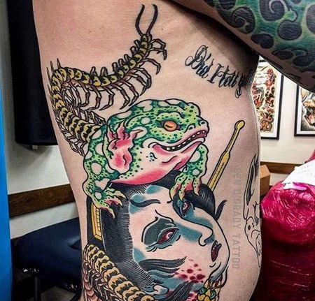 日式侧腰女人青蛙蜈蚣纹身图案