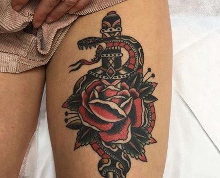 Old School大腿玫瑰蛇纹身图案
