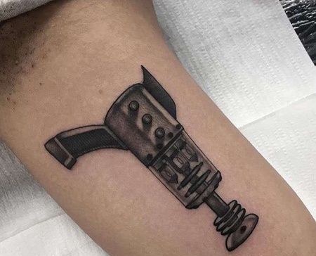 Old School大臂枪纹身图案