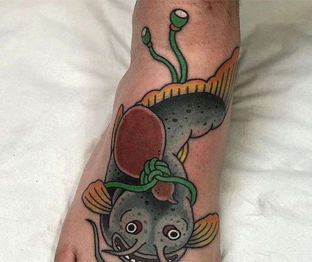 日式脚背鲶鱼纹身图案