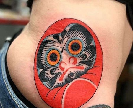 日式侧腰达摩蛋纹身图案