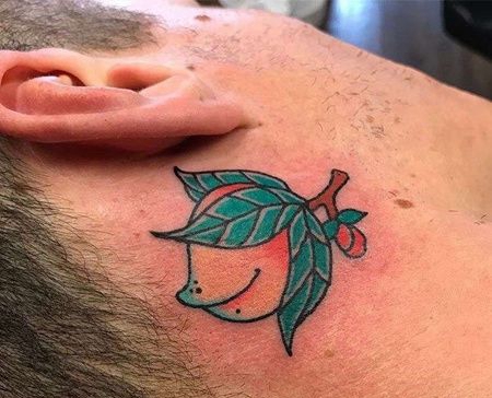 日式耳后桃子纹身图案