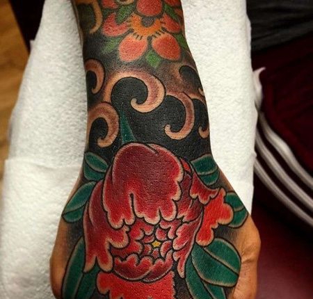 日式手背花卉纹身图案