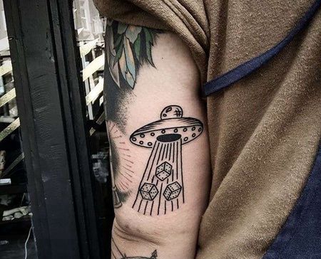 Old School大臂飞碟纹身图案