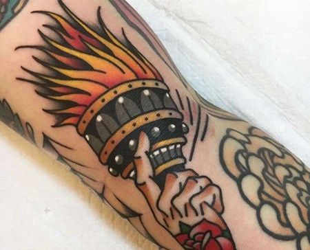 Old School胳膊手火炬纹身图案