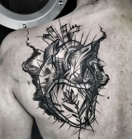 线条后背心脏纹身图案