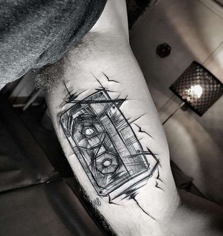 线条大臂卡带纹身图案