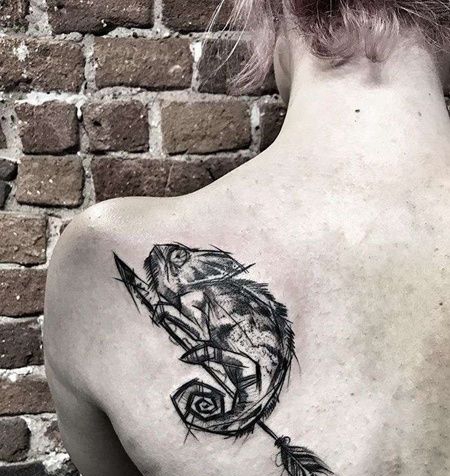 线条后背变色龙纹身图案