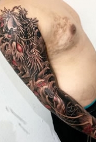 一组传统风格的花臂纹身图案