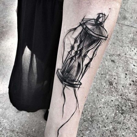 线条小臂沙漏纹身图案