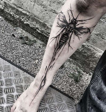 线条小腿蜜蜂纹身图案