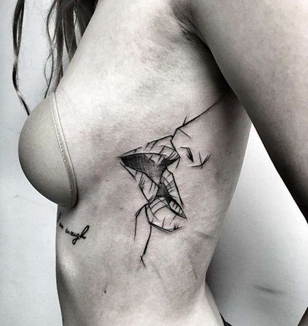 线条侧腰嘴巴纹身图案