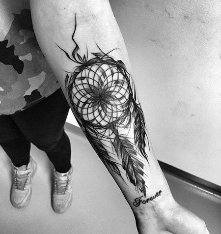 线条小臂捕梦网纹身图案