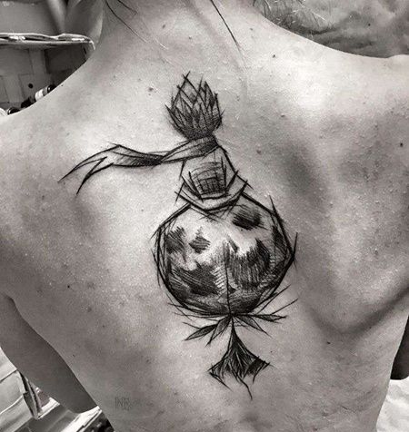 线条后背纹身图案