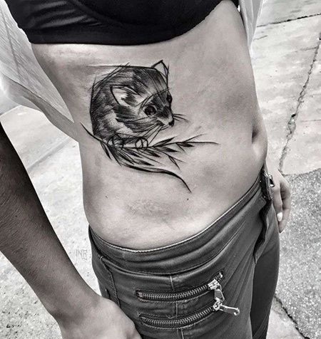 线条侧腰浣熊纹身图案