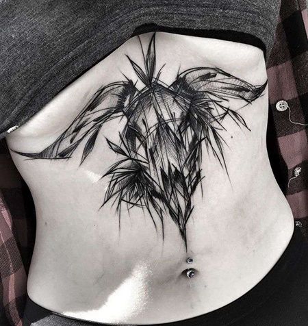 线条胸下羊纹身图案