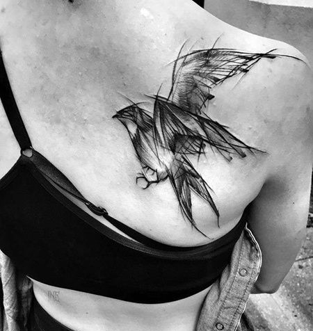 线条后背鸟纹身图案