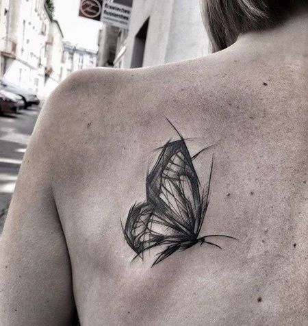 线条后背蝴蝶纹身图案